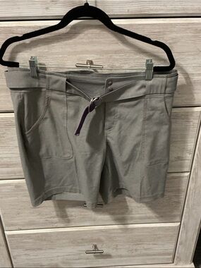 WOmens golf or pickleball shorts with matching belt